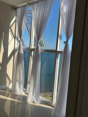 Large Luxurious Beach Front 1 Bedroom at Bayfront Villa